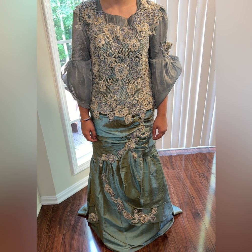 Elegant Green Lace Embellished Skirt